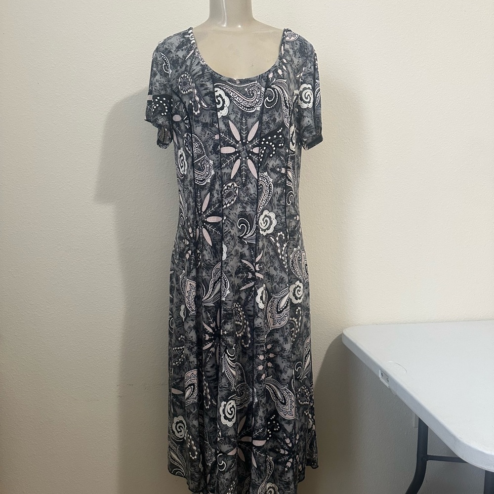 Black and White Sheath Midi Dress with Scoop Neck